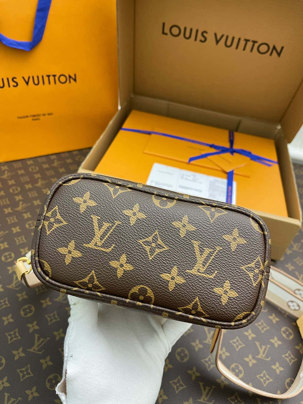 LV Neverfull MM Monogram Canvas Tote Shoulder Bag with Leather Trim and Pouch